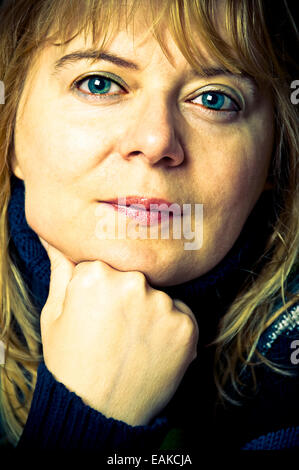 Portrait d'un optimiste et couronnée de femme dans la quarantaine Banque D'Images