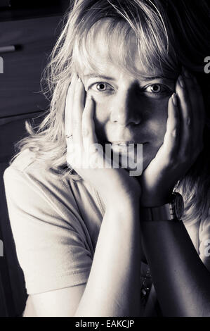 Portrait d'un optimiste et couronnée de femme dans la quarantaine Banque D'Images