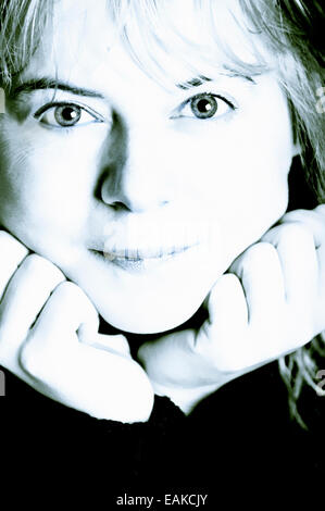 Portrait d'un optimiste et couronnée de femme dans la quarantaine Banque D'Images