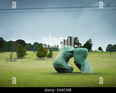 Yorkshire sculpture park photo de sculpture intitulée "deux" par le sculpteur Henry Moore Banque D'Images