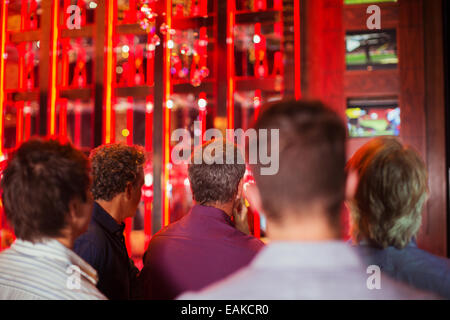 Vue arrière du groupe d'hommes regardant la télévision en bar Banque D'Images