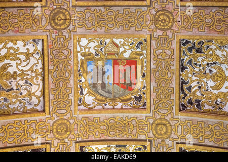 Hall avec un plafond à caissons et un bouclier historique du Portugal, Convento de Cristo, Château des Templiers, l'UNESCO Banque D'Images