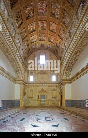 Hall avec un plafond à caissons et boucliers historique du Portugal, Convento de Cristo, Château des Templiers, UNESCO World Banque D'Images