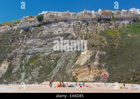 Les falaises côtières et de la plage de Nazaré, Nazaré, district de Leiria, Portugal Banque D'Images