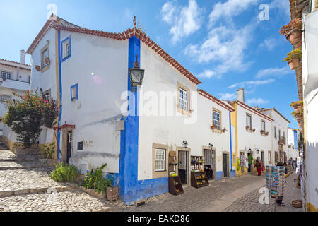 Alley dans l'enceinte du château, Óbidos, district de Leiria, Portugal Banque D'Images