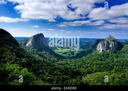 Tuilière et Sanadoire cheminées volcaniques dans le Massif du Sancy, Puy de Dome, Auvergne, France, Europe Banque D'Images