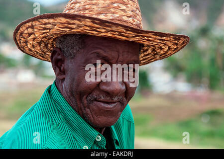 Cuban homme portant un chapeau de paille, portrait, près de Santiago de Cuba, Cuba Banque D'Images