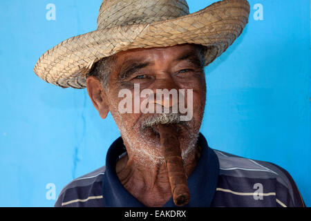 Personnes âgées homme fumant un cigare cubain, portrait, Viñales, Cuba Banque D'Images