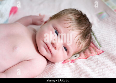 Une semaine Naissance bebe Fille avec beaucoup de cheveux Banque D'Images