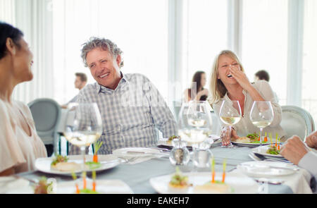 Des gens rire joyeux au restaurant table Banque D'Images