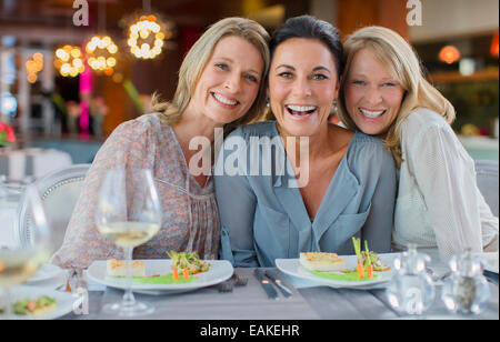 Portrait of smiling women in restaurant Banque D'Images