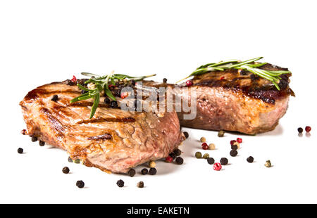 Steaks de boeuf grillé, moyen isolé sur fond blanc Banque D'Images