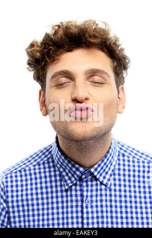 Portrait d'un beau jeune homme de l'appareil photo s'embrasser Banque D'Images