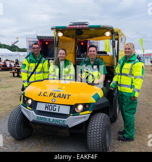 Un groupe de 4 jeunes St John Ambulance galles secouristes bénévoles à la National Eisteddfod de galles Llanelli, Août 2014 Banque D'Images