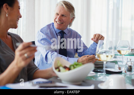 Smiling business people having lunch in restaurant Banque D'Images