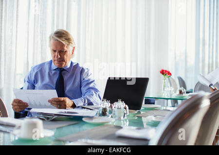 Businessman looking at a restaurant table Banque D'Images