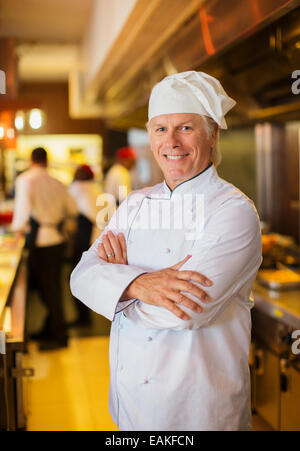 Portrait of smiling chef dans une cuisine de restaurant Banque D'Images