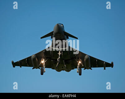 L'Eurofighter Typhoon FRG4 en approche de sa base d'origine à RAF Lossiemouth, Morayshire. 9164 SCO Banque D'Images