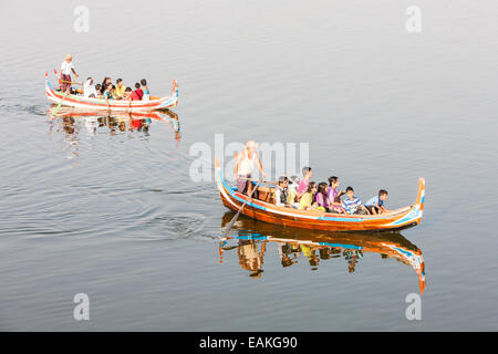 Les touristes sur les bateaux à pont en teck U Bein sur le lac Taungthaman, près de Mandalay, Myanmar, Birmanie, Myanmar Banque D'Images