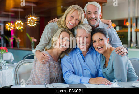 Portrait of smiling mature hommes et femmes assis à table au restaurant Banque D'Images