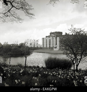 Années 1950, vue historique de la façade sud de Lyme House, Disley, Cheshire, Angleterre, montrant pelouse et lac. Situé en bordure du Peak District et de la résidence de la famille Legh datant de 1388, avec un manoir, des jardins et un parc à cerfs, il était autrefois un grand domaine sportif. Il a été cédé au National Trust en 1946. Banque D'Images