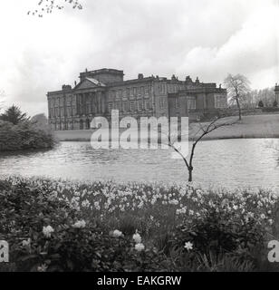 Années 1950, vue historique de la façade sud de Lyme House, Disley, Cheshire, Angleterre, montrant pelouse et lac. Situé en bordure du Peak District et de la résidence de la famille Legh datant de 1388, avec un manoir, des jardins et un parc à cerfs, il était autrefois un grand domaine sportif. Il a été cédé au National Trust en 1946. Banque D'Images