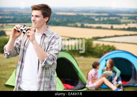 Groupe de jeunes amis Camping In Countryside Banque D'Images