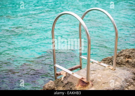 Mains courantes monté sur rock, près de la mer. Banque D'Images