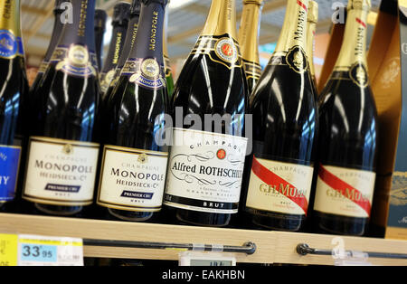 Bouteilles de champagne dans un supermarché français Banque D'Images