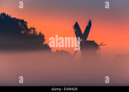 Au lever du soleil dans Langelandster moulin Garmerwolde. Province de Groningue, Pays-Bas Banque D'Images