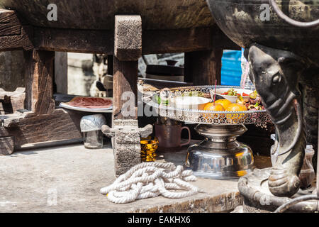 Floreal offrandes religieuses dans un temple bouddhiste à Bangkok, Thaïlande Banque D'Images