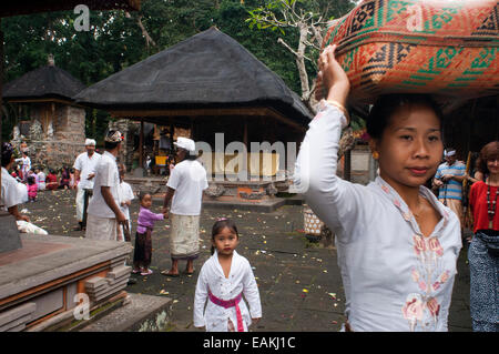 Une famille balinaise prie à PURA TIRTA EMPUL temple hindou et un complexe de sources froides - TAMPAKSIRING, BALI, INDONÉSIE. Beari Femmes Banque D'Images