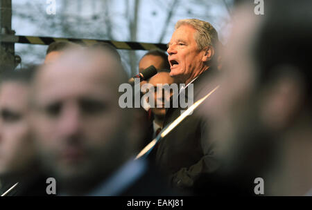 Prague, République tchèque. 17 novembre, 2014. Le Président allemand Joachim Gauck s'exprime lors de la cérémonie de la révélation d'une plaque commémorative sur le 25e anniversaire de la révolution de velours à Prague, République tchèque, 17 novembre 2014. Le chef de l'Etat allemand prend part à une réunion avec les présidents des pays de Visegrad à l'occasion du 25e anniversaire de la révolution pacifique. Photo : WOLFGANG KUMM/dpa/Alamy Live News Banque D'Images