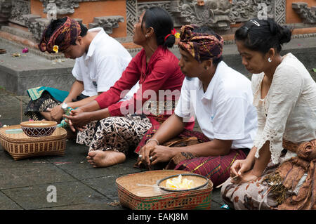 Une famille balinaise prie à PURA TIRTA EMPUL temple hindou et un complexe de sources froides - TAMPAKSIRING, BALI, INDONÉSIE. Plusieurs personnes Banque D'Images