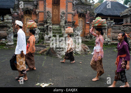 Une famille balinaise prie à PURA TIRTA EMPUL temple hindou et un complexe de sources froides - TAMPAKSIRING, BALI, INDONÉSIE. Plusieurs personnes Banque D'Images