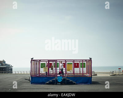 Une des images de la série "Prom' plaisir par Mark Reeves, les photos à la découverte de la nouvelle promenade de réaménagement à Blackpool Banque D'Images