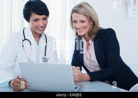 Médecin et patient à l'aide de l'ordinateur portable dans le bureau de l'hôpital Banque D'Images