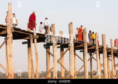 Le coucher du soleil. Traverser le pont en teck U Bein sur le lac Taungthaman, près de Mandalay, Myanmar, Birmanie, Myanmar Banque D'Images