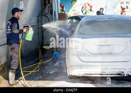 Miami Florida,Little Havana,lavage de voiture,homme hispanique hommes,travail,travail,lavage,baguette de lave-linge haute puissance,savon,nettoyage,FL141101112 Banque D'Images