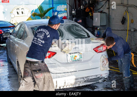 Miami Florida,Little Havana,lavage de voiture,homme hispanique hommes,travail,lavage,savon,nettoyage,FL141101115 Banque D'Images