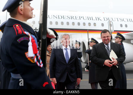 Prague, République tchèque. 17 novembre, 2014. Le Président allemand Joachim Gauck (C) est reçu avec les honneurs militaires à l'aéroport de Prague, en République tchèque, 17 novembre 2014. Le chef de l'Etat allemand prend part à une réunion avec les présidents des pays de Visegrad à l'occasion du 25e anniversaire de la révolution pacifique. Photo : WOLFGANG KUMM/dpa/Alamy Live News Banque D'Images