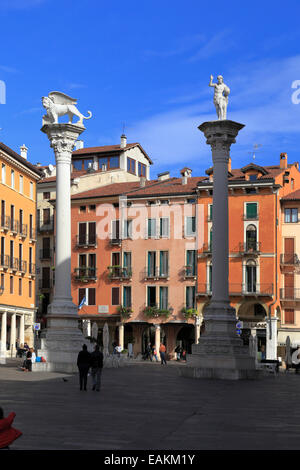 Colonnes avec le lion ailé de Saint Marc et le Rédempteur sur la Piazza dei Signori, à Vicenza, Italie, Vénétie. Banque D'Images