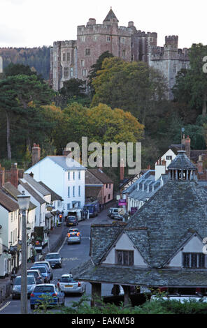 Vue de la 11e siècle château de Dunster jusqu'à la grande rue du village, avec le marché du fil du 17ème siècle à l'avant-plan Banque D'Images