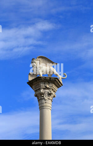 Le lion ailé de Saint Marc sur le dessus d'une colonne à Vicenza, Italie, Vénétie. Banque D'Images