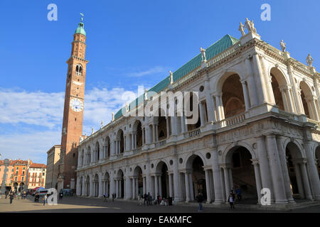 Torre di Piazza et la Basilique palladienne dans Piazza dei Signori, à Vicenza, Italie, Vénétie. Banque D'Images