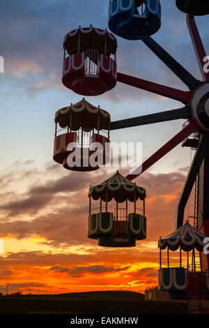 Grande roue en bois au coucher du soleil sur Marine Drive, Southport, Merseyside, Royaume-Uni. 17 novembre, 2014. Météo britannique. Belle fin de la journée sur la côte nord-ouest. Grande Roue Mini partie de l'équipement utilisé en saison Pleasureland est maintenant être démonté pour le stockage, la réparation, la peinture et l'entretien. Le parc d'abord été exploité de 1912 à 2006 sous la propriété de la société Blackpool Pleasure Beach. En 2007, le parc a rouvert sous la propriété de M. Norman Wallis. Banque D'Images