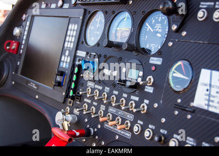 Intérieur d'un cockpit montrant les jauges et le panneau de commande. Banque D'Images