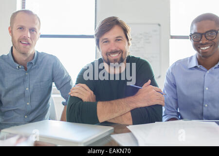 Portrait de trois hommes d'office en souriant Banque D'Images