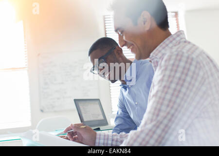 Hommes d'working in office Banque D'Images