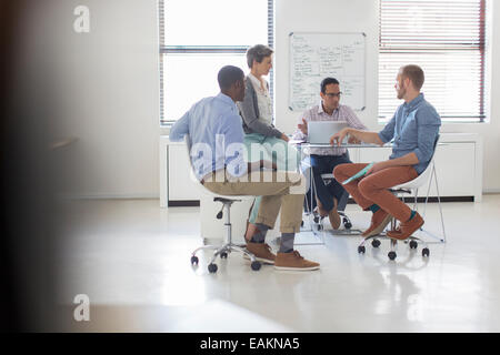 Les gens d'affaires travaillant dans modem, bureau blanc Banque D'Images